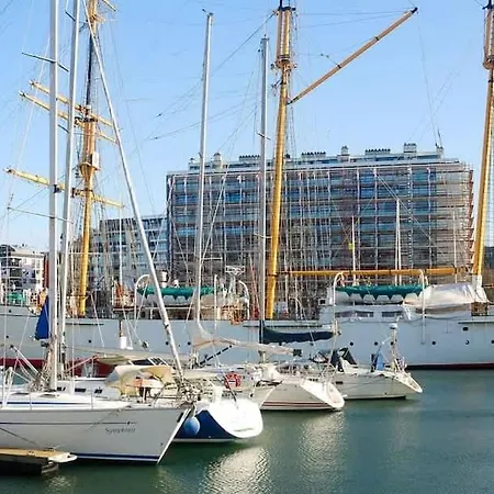 Daire Stylish Family-friendly Retreat, Close To Harbor And Free Parking *